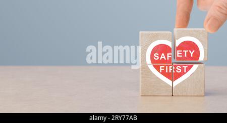 Cubi in legno con simboli Safety First, sicurezza sul lavoro, attenzione rischi sul lavoro, sorveglianza dei pericoli. Sicurezza sul luogo di lavoro, sicurezza prima di tutto, protezioni, salute Foto Stock