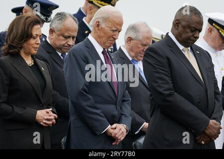 Il Vicepresidente Kamala Harris, il Presidente Joe Biden e il Segretario alla difesa degli Stati Uniti Lloyd Austin si inchinano a capo di una cerimonia in occasione del tributo di addio delle forze armate in onore del generale Mark A. Milley, ventesimo presidente dei capi di Stato maggiore congiunto, e partecipa ad un'Ave delle forze Armate in onore del generale Charles Q. Brown Jr., il 21° Presidente del Joint Chiefs of staff presso la base Myer-Henderson Hall, Arlington, Virginia il 29 settembre 2023. (Foto di Nathan Howard/Sipa USA) Foto Stock