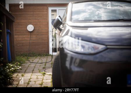 E-Auto possiede un einer Wallbox un einem Wohnhaus geladen foto vom 29.09.2023. SOLO PER USO EDITORIALE *** e auto addebitata a una wallbox in un residence foto scattata 29 09 2023 SOLO USO EDITORIALE Copyright: epd-bild/DetlefxHeese 20230929-wallbox-HEESE-0381-0 Foto Stock