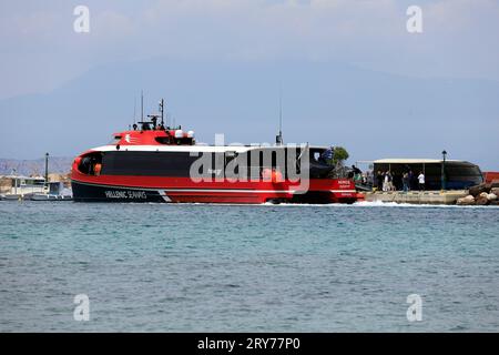 Il traghetto passeggeri Aero 2 ad alta velocità, Hellenic Seaways, al porto di Megalochori, Agistri, gruppo delle Isole Saroniche, Grecia. Presa nel luglio 2023 Foto Stock