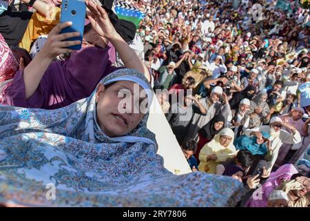 Una donna musulmana Kashmiri prega come capo sacerdote (non nella foto) mostra la sacra reliquia che si ritiene essere capelli dalla barba del profeta Maometto in occasione di Eid-e-Milad, l'anniversario della nascita del profeta Maometto (PBUH) presso il santuario Hazratbal di Srinagar. (Foto di Saqib Majeed / SOPA Images/Sipa USA) Foto Stock