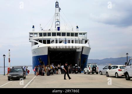 Il traghetto Axaioz al porto di Skala, imbarco dei viaggiatori. Agistri, gruppo delle Isole Saroniche, Grecia. Presa nel luglio 2023 Foto Stock