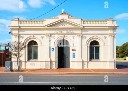 Lo storico municipio di Pingelly nella cittadina di campagna di Pingelly nella regione di Wheatbelt dell'Australia Occidentale. Foto Stock