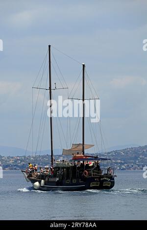 Nave turistica ad alto fusto, la Mirasol, alimentata da motori, Agistri, gruppo delle Isole Saroniche, Grecia. Isola di Egina sullo sfondo. Presa nel luglio 2023 Foto Stock