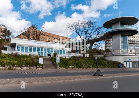 Ristorante Fisherman's Wharf, Southend on Sea, accanto alla torre di osservazione. Successivamente demolito con piani di ricostruzione, il sito è vuoto (2023) Foto Stock