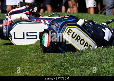 Roma, Italia. 29 settembre 2023. Le borse da golf Team Europe e USA sono visibili durante le partite di Fourball della Ryder Cup 2023 al Marco Simone Golf and Country Club di Roma (Italia), 29 settembre 2023. Crediti: Insidefoto di andrea staccioli/Alamy Live News Foto Stock