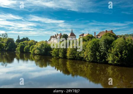 Villaggio di Ebreuil sul fiume Sioule. Dipartimento Allier. Auvergne-Rhone-Alpes. Francia Foto Stock