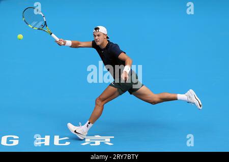 Pechino, Cina. 29 settembre 2023. La Danimarca Holger Rune fa ritorno al canadese Felix Auger-Aliassime durante il primo turno di singolare maschile al torneo di tennis China Open 2023 a Pechino, capitale della Cina, 29 settembre 2023. Crediti: Luo Yuan/Xinhua/Alamy Live News Foto Stock