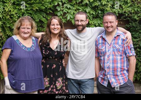 Foto di (da sinistra a destra) della madre Kathy Farrell, della sorella Katie Whyte e dei fratelli Matthew Farrell e Iain Farrell all'ultima riunione di famiglia dei fratelli nel 2010. Iain Farrell, di Dorney, Buckinghamshire, è morto mentre prendeva parte all'attività gestita da Land & Wave, che prevede l'arrampicata e il nuoto intorno a una parte rocciosa di una costa, a Hedbury Quarry, vicino a Swanage nel Dorset, nel maggio 2019. Data di emissione: Venerdì 29 settembre 2023. Foto Stock