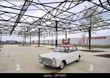 Genk, Belgio. 29 settembre 2023. La figura mostra una Ford Taunus all'apertura del polo logistico "Logistics Valley Flanders" a Genk, presso l'ex stabilimento di assemblaggio Ford, venerdì 29 settembre 2023. Nel 2014 lo stabilimento Ford chiuse, la perdita di circa 6000 posti di lavoro fu un duro colpo per la provincia del Limburgo. BELGA PHOTO ERIC LALMAND Credit: Belga News Agency/Alamy Live News Foto Stock