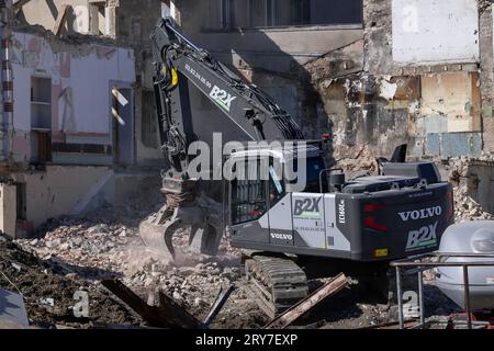 Escavatore grigio Volvo EC160ENL sul sito di demolizione Foto Stock