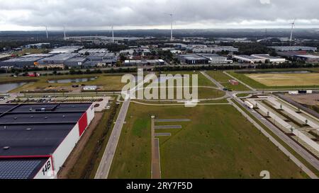 Genk, Belgio. 29 settembre 2023. La foto aerea dei droni mostra il polo logistico della "Logistics Valley Flanders" di Genk, sul sito dell'ex stabilimento di assemblaggio Ford, venerdì 29 settembre 2023. Nel 2014 lo stabilimento Ford chiuse, la perdita di circa 6000 posti di lavoro fu un duro colpo per la provincia del Limburgo. BELGA PHOTO ERIC LALMAND Credit: Belga News Agency/Alamy Live News Foto Stock