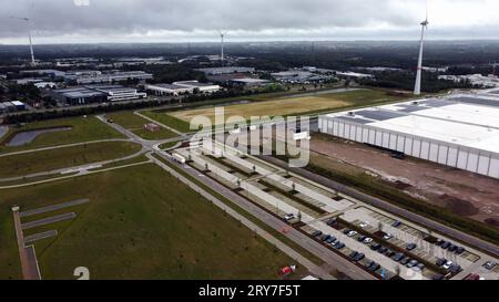 Genk, Belgio. 29 settembre 2023. La foto aerea dei droni mostra il polo logistico della "Logistics Valley Flanders" di Genk, sul sito dell'ex stabilimento di assemblaggio Ford, venerdì 29 settembre 2023. Nel 2014 lo stabilimento Ford chiuse, la perdita di circa 6000 posti di lavoro fu un duro colpo per la provincia del Limburgo. BELGA PHOTO ERIC LALMAND Credit: Belga News Agency/Alamy Live News Foto Stock