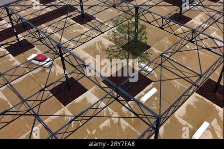 Genk, Belgio. 29 settembre 2023. La foto aerea dei droni mostra il polo logistico della "Logistics Valley Flanders" di Genk, sul sito dell'ex stabilimento di assemblaggio Ford, venerdì 29 settembre 2023. Nel 2014 lo stabilimento Ford chiuse, la perdita di circa 6000 posti di lavoro fu un duro colpo per la provincia del Limburgo. BELGA PHOTO ERIC LALMAND Credit: Belga News Agency/Alamy Live News Foto Stock