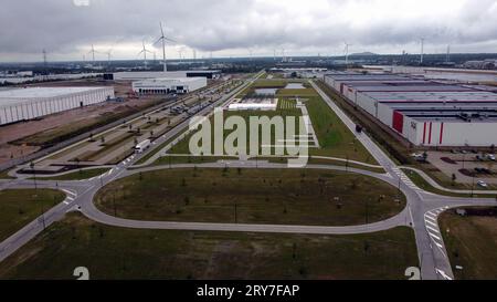 Genk, Belgio. 29 settembre 2023. La foto aerea dei droni mostra il polo logistico della "Logistics Valley Flanders" di Genk, sul sito dell'ex stabilimento di assemblaggio Ford, venerdì 29 settembre 2023. Nel 2014 lo stabilimento Ford chiuse, la perdita di circa 6000 posti di lavoro fu un duro colpo per la provincia del Limburgo. BELGA PHOTO ERIC LALMAND Credit: Belga News Agency/Alamy Live News Foto Stock