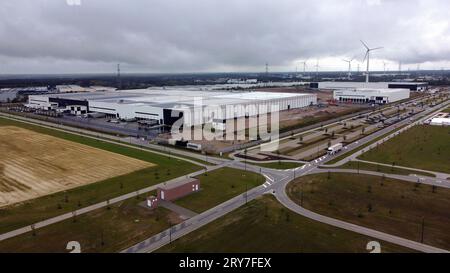 Genk, Belgio. 29 settembre 2023. La foto aerea dei droni mostra il polo logistico della "Logistics Valley Flanders" di Genk, sul sito dell'ex stabilimento di assemblaggio Ford, venerdì 29 settembre 2023. Nel 2014 lo stabilimento Ford chiuse, la perdita di circa 6000 posti di lavoro fu un duro colpo per la provincia del Limburgo. BELGA PHOTO ERIC LALMAND Credit: Belga News Agency/Alamy Live News Foto Stock