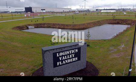 Genk, Belgio. 29 settembre 2023. La foto aerea dei droni mostra il polo logistico della "Logistics Valley Flanders" di Genk, sul sito dell'ex stabilimento di assemblaggio Ford, venerdì 29 settembre 2023. Nel 2014 lo stabilimento Ford chiuse, la perdita di circa 6000 posti di lavoro fu un duro colpo per la provincia del Limburgo. BELGA PHOTO ERIC LALMAND Credit: Belga News Agency/Alamy Live News Foto Stock