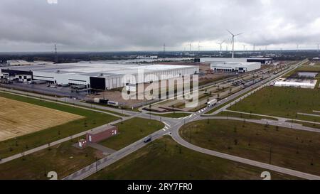 Genk, Belgio. 29 settembre 2023. La foto aerea dei droni mostra il polo logistico della "Logistics Valley Flanders" di Genk, sul sito dell'ex stabilimento di assemblaggio Ford, venerdì 29 settembre 2023. Nel 2014 lo stabilimento Ford chiuse, la perdita di circa 6000 posti di lavoro fu un duro colpo per la provincia del Limburgo. BELGA PHOTO ERIC LALMAND Credit: Belga News Agency/Alamy Live News Foto Stock