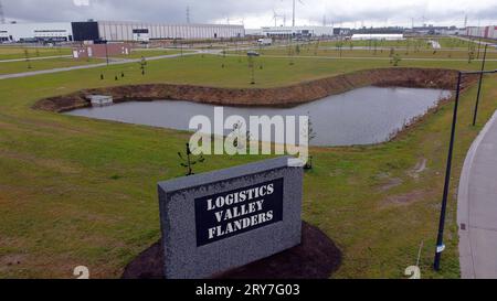 Genk, Belgio. 29 settembre 2023. La foto aerea dei droni mostra il polo logistico della "Logistics Valley Flanders" di Genk, sul sito dell'ex stabilimento di assemblaggio Ford, venerdì 29 settembre 2023. Nel 2014 lo stabilimento Ford chiuse, la perdita di circa 6000 posti di lavoro fu un duro colpo per la provincia del Limburgo. BELGA PHOTO ERIC LALMAND Credit: Belga News Agency/Alamy Live News Foto Stock