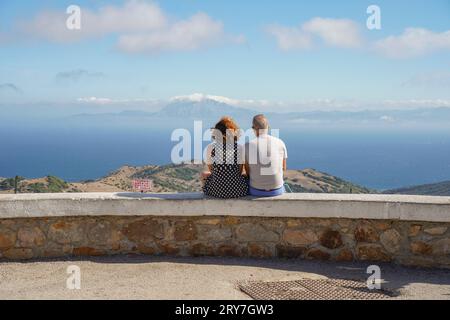 Coppia al punto panoramico, mirador, lo stretto di Gibilterra. Sulla Spagna continentale, con Morrocco alle spalle. Andalusia, Spagna. Foto Stock