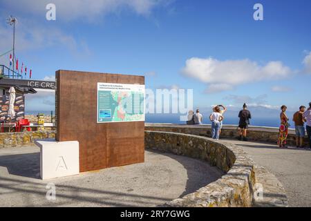 Persone al punto di vista, mirador, lo stretto di Gibilterra. Sulla Spagna continentale, con Morrocco alle spalle. Andalusia, Spagna. Foto Stock