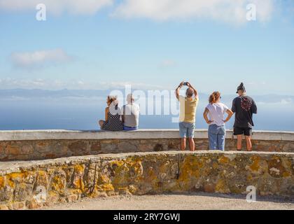 Persone al punto di vista, mirador, lo stretto di Gibilterra. Sulla Spagna continentale, con Morrocco alle spalle. Andalusia, Spagna. Foto Stock