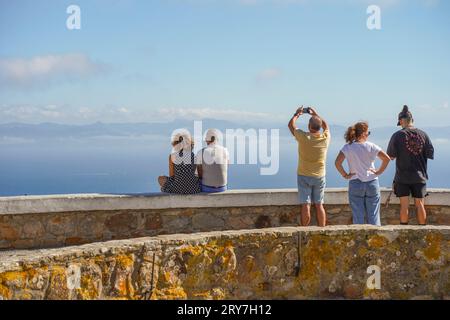 Persone al punto di vista, mirador, lo stretto di Gibilterra. Sulla Spagna continentale, con Morrocco alle spalle. Andalusia, Spagna. Foto Stock