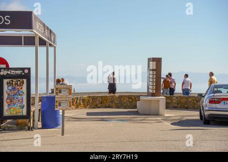 Persone al punto di vista, mirador, lo stretto di Gibilterra. Sulla Spagna continentale, con Morrocco alle spalle. Andalusia, Spagna. Foto Stock