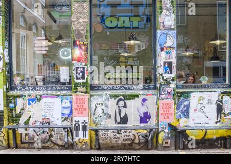 Graffiti o Street Art on the Walls of a Cafe, Brick Lane, Londra, Regno Unito Foto Stock