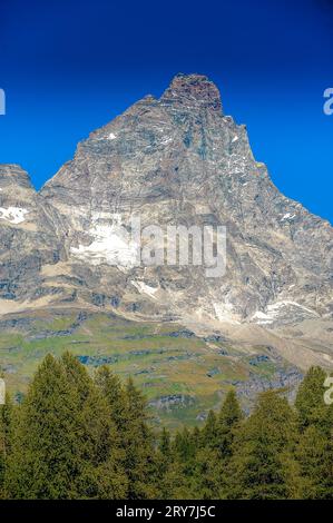 Bellezza delle Alpi italiane: Indimenticabili scenari estivi a Breuil Cervinia con vista sul monte Motheroon Foto Stock