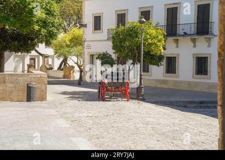 Carrozza trainata da cavalli nel centro storico di Puerto Santa Maria, Cadice, Spagna. Foto Stock