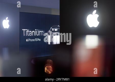 Vilnius, Lituania - 2023 settembre 23: Banner pubblicitario iPhone 15 Pro Titanium. Foto di alta qualità Foto Stock