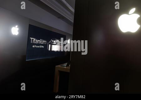 Vilnius, Lituania - 2023 settembre 23: Banner pubblicitario iPhone 15 Pro Titanium. Foto di alta qualità Foto Stock