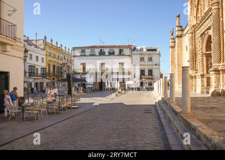 Plaza España, Piazza Spagna, di fronte alla chiesa del Priorato, Iglesia Mayor Prioral, Puerto de Santa María Cadice, Provincia di Cadice, Spagna. Foto Stock