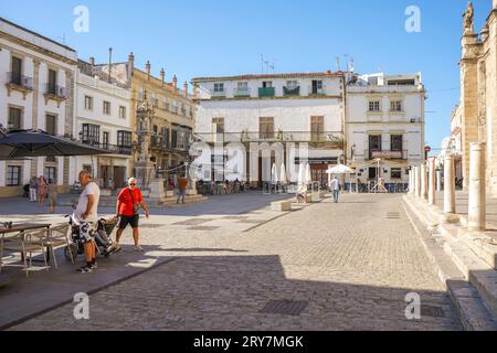 Plaza España, Piazza Spagna, di fronte alla chiesa del Priorato, Iglesia Mayor Prioral, Puerto de Santa María Cadice, Provincia di Cadice, Spagna. Foto Stock