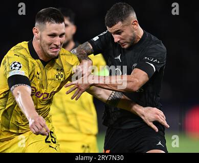 PARIGI, FRANCIA - 19 SETTEMBRE: Niklas Sule del Borussia Dortmund e Lucas Hernandez del Paris Saint-Germain durante la partita di UEFA Champions League tra Foto Stock