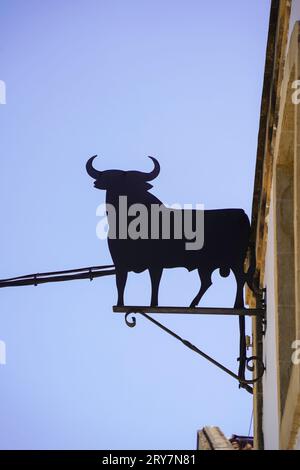 Osborne Bodegas cartello Bull all'esterno dell'edificio, El Puerto de Santa Maria, provincia di Cadice, Andalusia, Spagna. Foto Stock