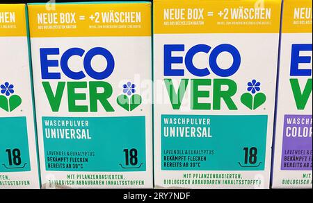 Viersen, Germania - 9 settembre 2023: Primo piano dei pacchetti detergenti ecologici Ecover Foto Stock