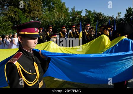 Kiev, Ucraina. 29 settembre 2023. Gli scolari del Liceo 'Cadet Corps' vestiti con uniformi scolastiche cadetti partecipano a una cerimonia di giuramento mentre sono stati consegnati le spalline dei cadetti a Kiev. (Foto di Sergei Chuzavkov/SOPA Images/Sipa USA) credito: SIPA USA/Alamy Live News Foto Stock