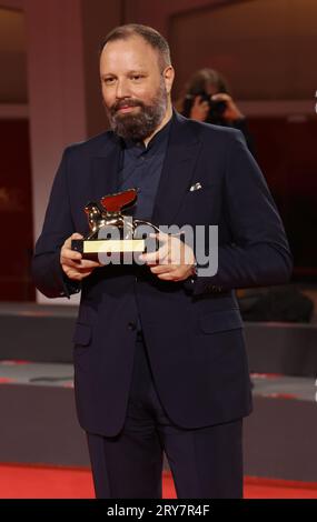 VENEZIA, ITALIA - SETTEMBRE 09: Yorgos Lanthimos posa con il Leone d'Oro per il miglior film per "Poor Things" al 80° Festival del Cinema di Venezia Foto Stock