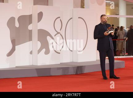 VENEZIA, ITALIA - SETTEMBRE 09: Yorgos Lanthimos posa con il Leone d'Oro per il miglior film per "Poor Things" al 80° Festival del Cinema di Venezia Foto Stock