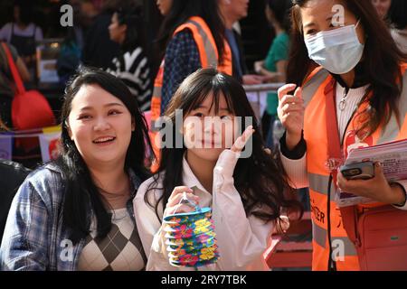 Chinatown Londra, Regno Unito. 29 settembre 2023. Il Chinese Information and Advice Centre ospita una festa di metà autunno (中秋节). Risalente a quasi 3000 anni fa, il Mid-Autumn Festival, noto anche come Moon Festival, celebra il raccolto annuale che cade nell'ottavo mese del calendario lunare cinese. Tradizionalmente cinese, famiglie e persone care si riuniranno per festeggiare con una festa stagionale nel cuore di Londra, Chinatown a Newport Place. Credito: Vedere li/Picture Capital/Alamy Live News Foto Stock