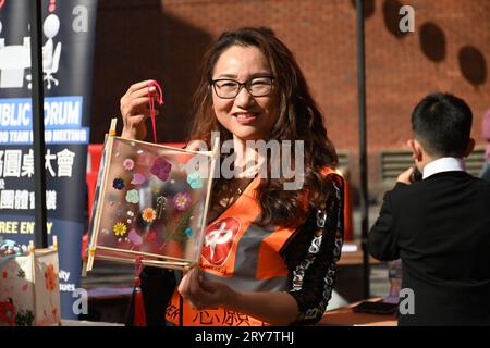 Chinatown Londra, Regno Unito. 29 settembre 2023. Il Chinese Information and Advice Centre ospita una festa di metà autunno (中秋节). Risalente a quasi 3000 anni fa, il Mid-Autumn Festival, noto anche come Moon Festival, celebra il raccolto annuale che cade nell'ottavo mese del calendario lunare cinese. Tradizionalmente cinese, famiglie e persone care si riuniranno per festeggiare con una festa stagionale nel cuore di Londra, Chinatown a Newport Place. Credito: Vedere li/Picture Capital/Alamy Live News Foto Stock