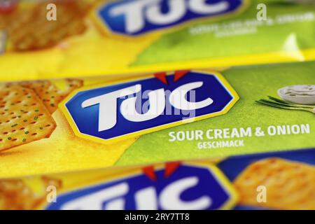 Viersen, Germania - 9 settembre 2023: Primo piano del pacchetto Tuc creme acide e cracker di cipolle Foto Stock