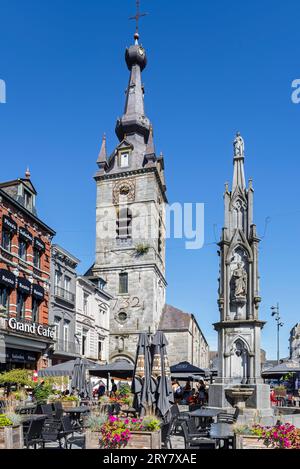 Chiesa Collegiata di San Pietro e San Paolo e fontana dei principi alla Grand Place nella città di Chimay, provincia di Hainaut, Ardenne, Vallonia, Belgio Foto Stock