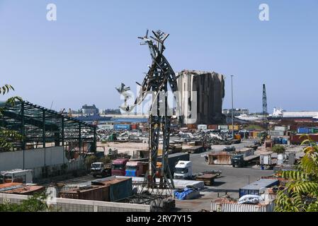 Beirut, Libano. 29 settembre 2023. Un colpo del porto di Beirut, Libano, il 29 2023 settembre. Sullo sfondo, i resti di silos di grano devastati dalla massiccia esplosione del 4 agosto 2020; in primo piano, il monumento costruito in memoria delle vittime. (Foto di Elisa Gestri/Sipa USA) credito: SIPA USA/Alamy Live News Foto Stock