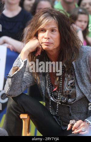 **FOTO DEL FILE** Aerosmtih annulla 2023 date del tour dopo che Steven Tyler soffre di laringe frazionata. NEW YORK, NY - MAGGIO 30: Steven Tyler su Good Morning America della ABC a New York City. 30 maggio 2013. Credito: RW/MediaPunch Inc Foto Stock