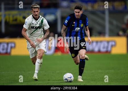 Milano, Italia. 29 settembre 2023. Alessandro bastoni dell'FC Internazionale compete per il pallone con Andrea Pinamonti dell'US Sassuolo durante la partita di serie A tra FC Internazionale e US Sassuolo. Crediti: Nicolò campo/Alamy Live News Foto Stock