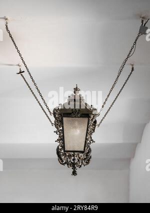 Primo piano di una lampada a sospensione antica in stile neoclassico. Design vintage. Foto Stock