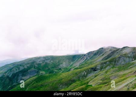 Valle verde tra le nuvole nei Pirenei spagnoli Foto Stock